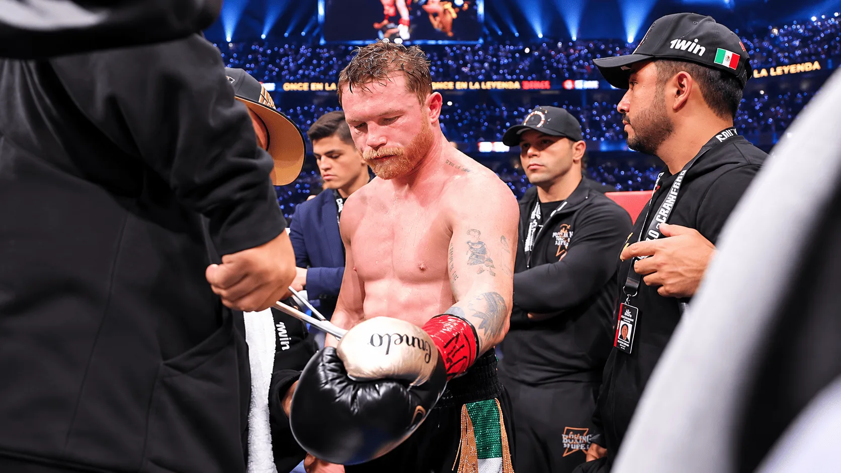¿Qué pasó con los guantes de Canelo?