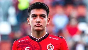 Gilberto Mora cumplió 18 años, fue a tramitar su INE y así lo presumieron en redes sociales