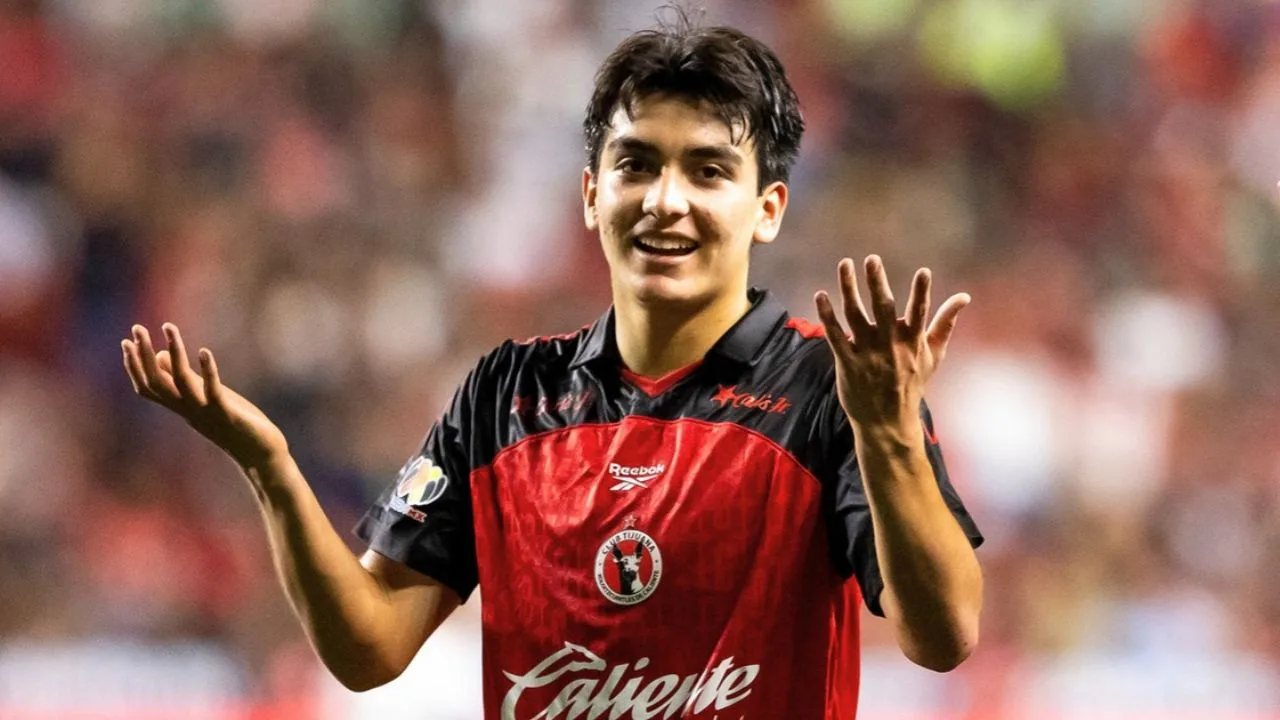 Gilberto Mora confiesa su secreto para ligar y recibe inesperados regalos.
