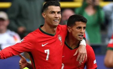 Cristiano Ronaldo y Joao Cancelo