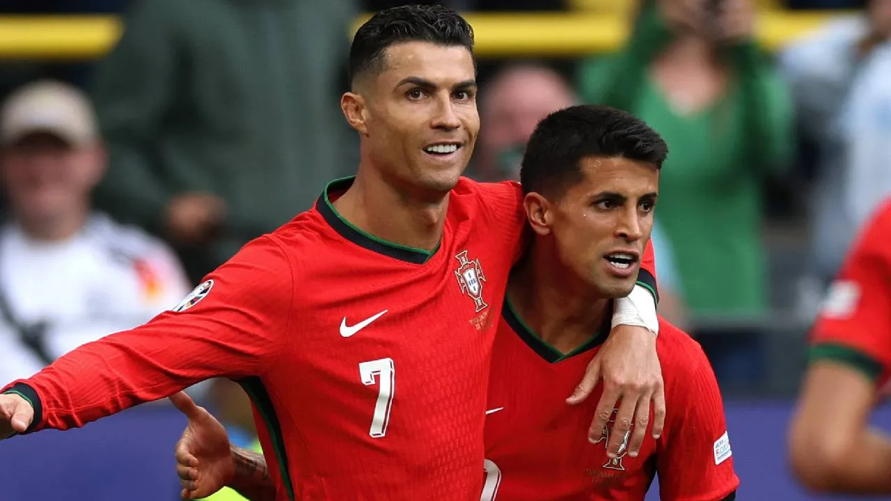 Cristiano Ronaldo y Joao Cancelo.