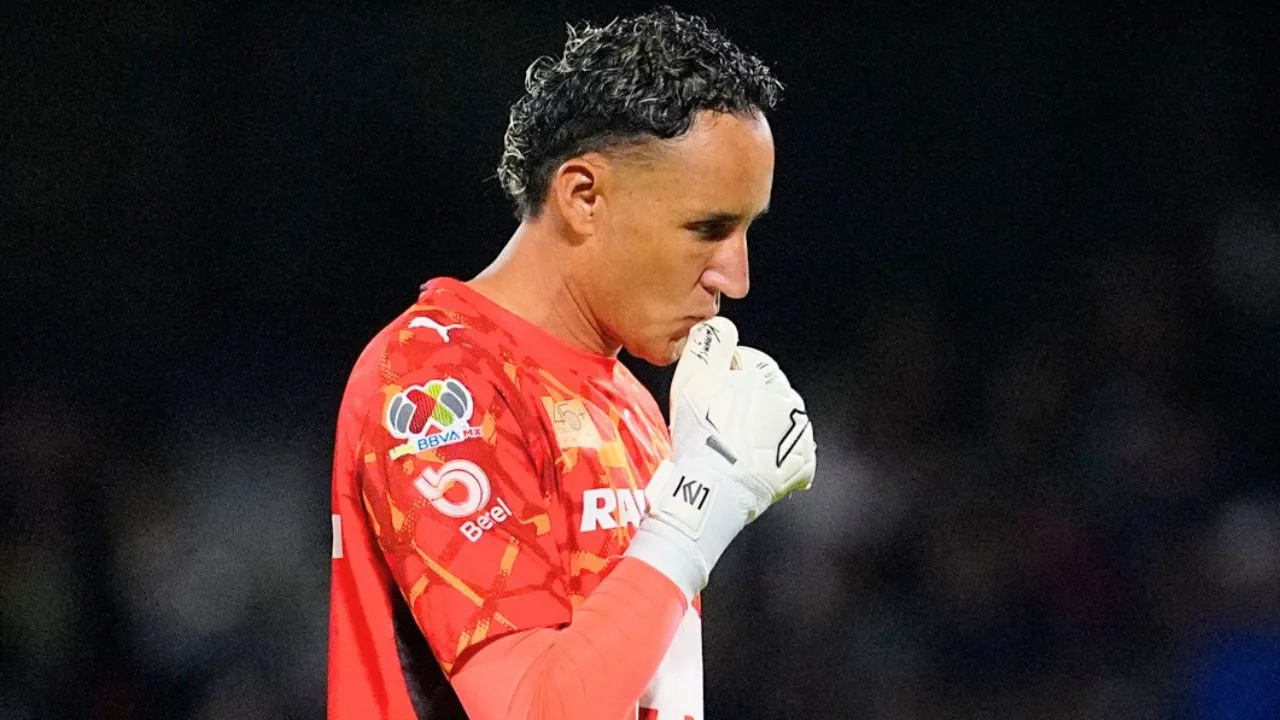 Keylor Navas mantiene en la pelea a Pumas con espectacular atajada que evita la remontada de Tigres.