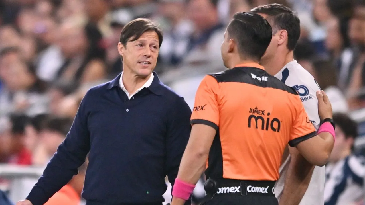 Rayados de Monterrey vs Chivas: Matías Almeyda explota contra el arbitraje, reclama y le sacan la roja.