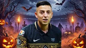Jugadores de Chivas celebran Halloween en Verde Valle y disfraz del Piojo Alvarado fue épico