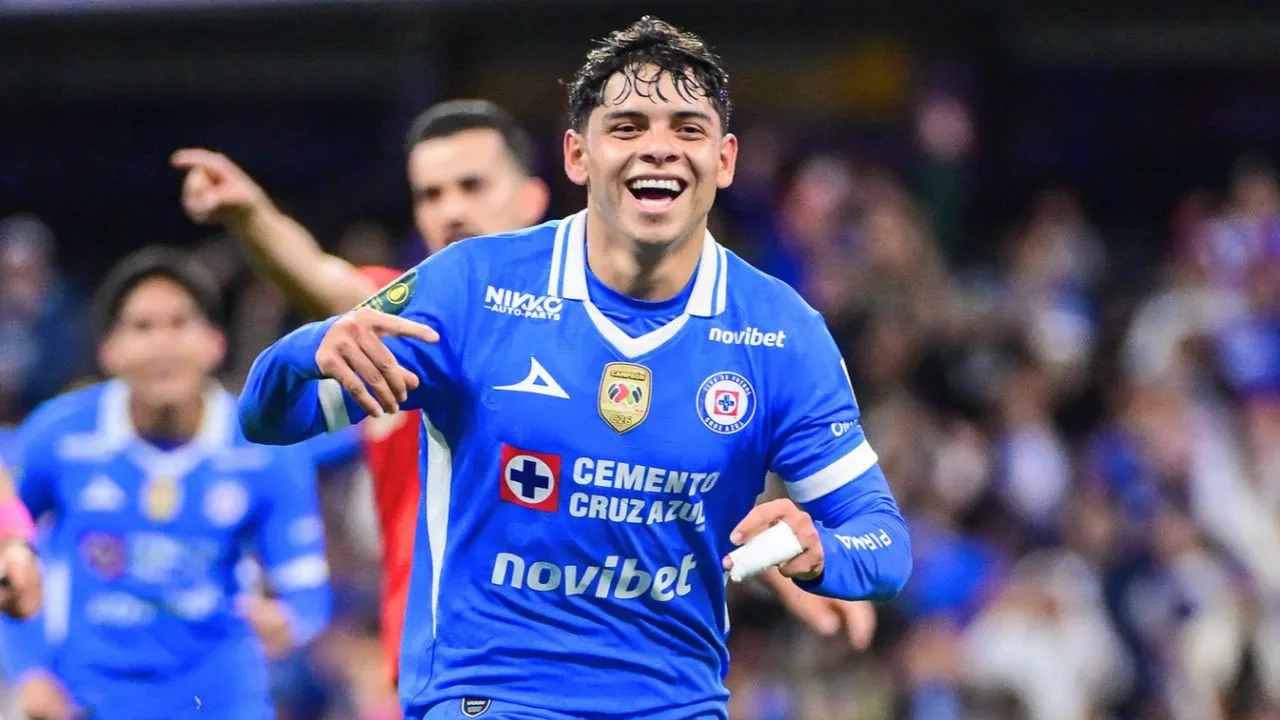 Anotó su primer gol con Cruz Azul y termina con el hombro dislocado: quién es Rogelio González.