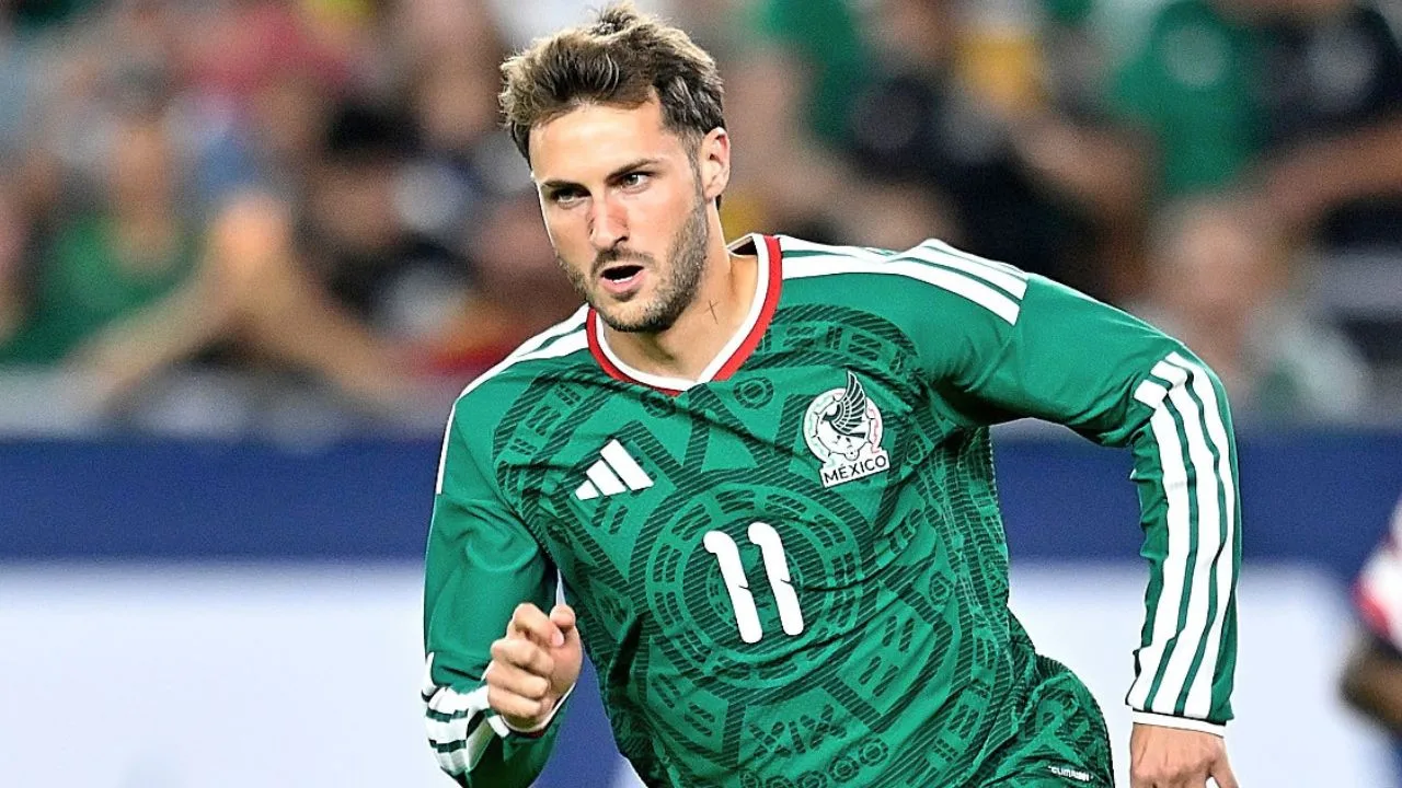 No se vio en TV: Santiago Giménez se zarandeó a un rival en el México vs EEUU y ¿se libró de la expulsión?