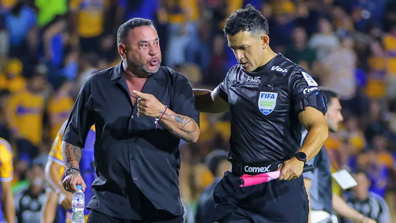 Turco Mohamed se va expulsado y le recuerda a la afición los títulos que le ha ganado a Tigres.