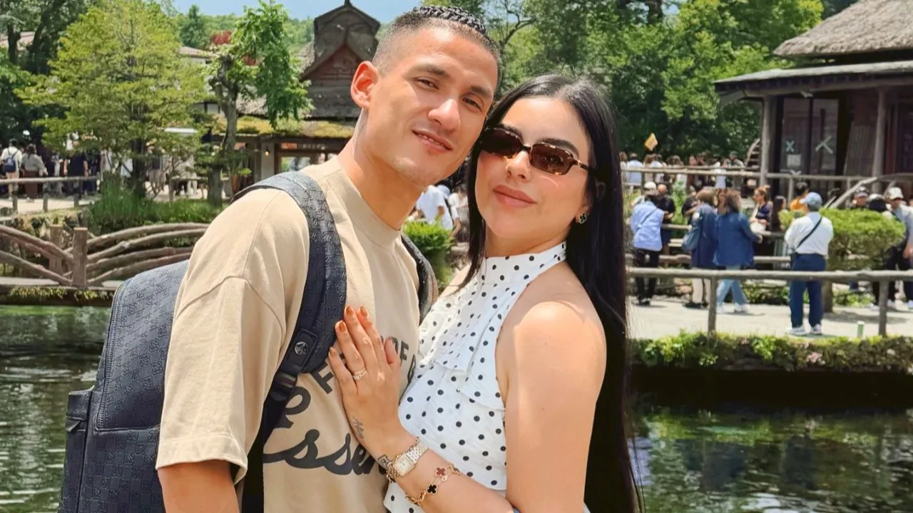 Uriel Antuna y su esposa se distraen en las luchas a horas de un duelo crucial de Pumas.